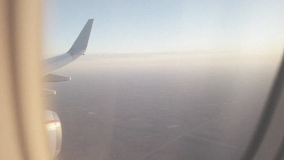 Co wpływa na długość lotu z Warszawy do Tajlandii?