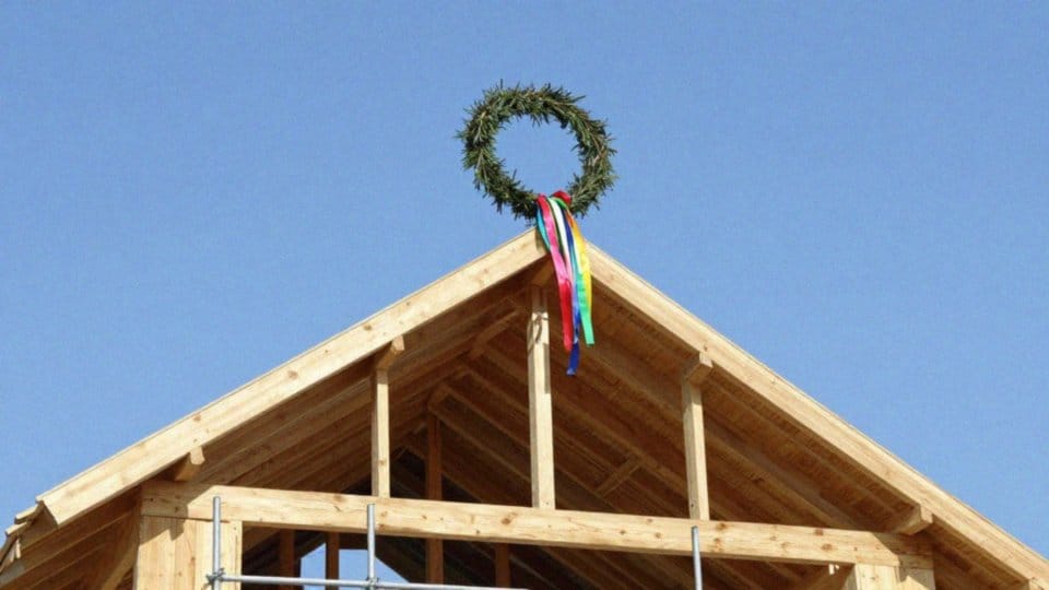 Co symbolizuje powieszenie wiechy na dachu?