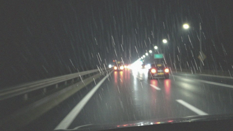 Jakie są obowiązki kierujących pojazdami związane ze światłami mijania?
