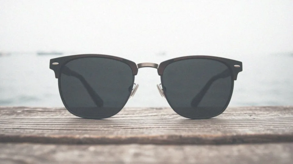 Okulary przeciwsłoneczne korekcyjne – wady i zalety, które warto znać